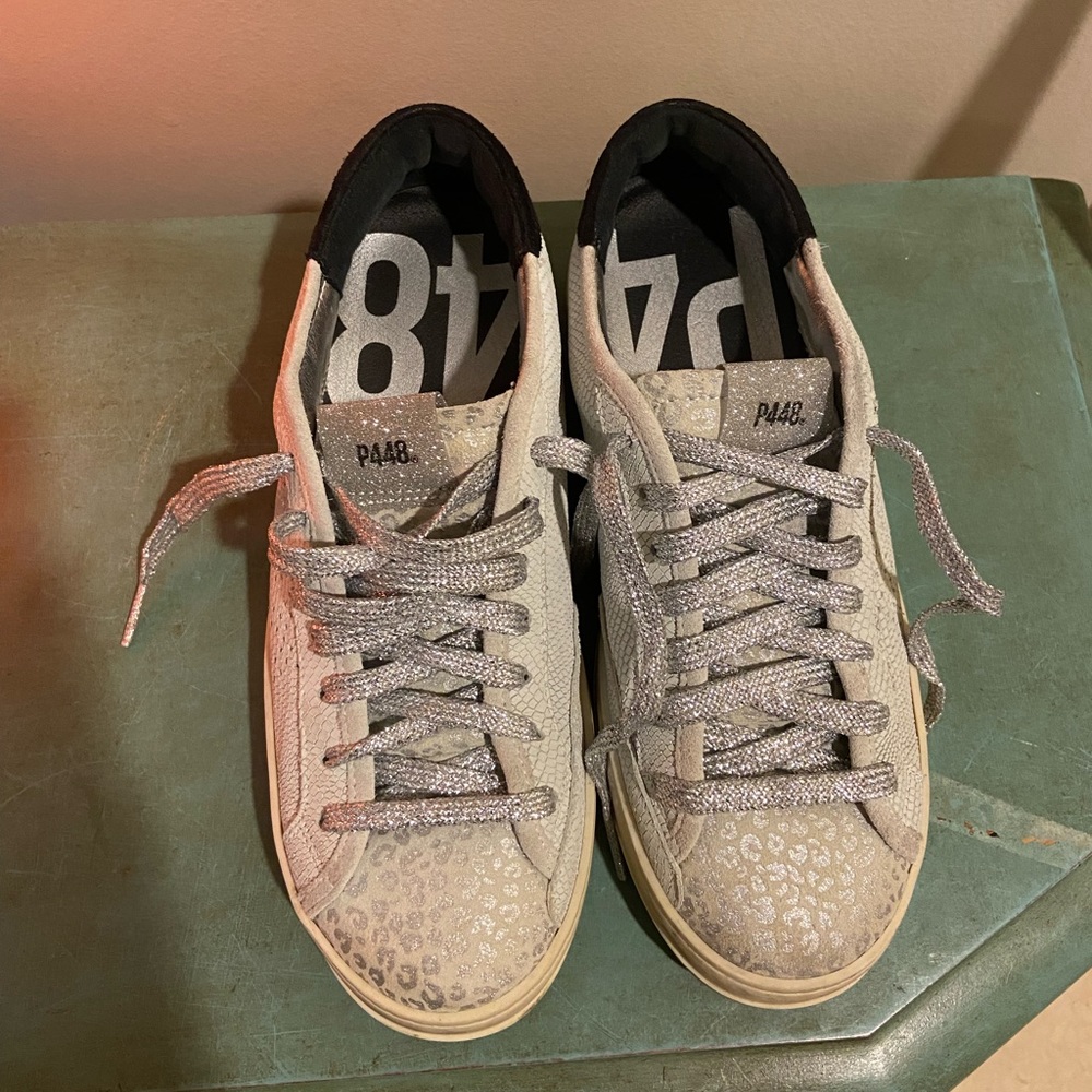 P448 size 8 Women's Johnny Snake Embossed Low Top Sneakers